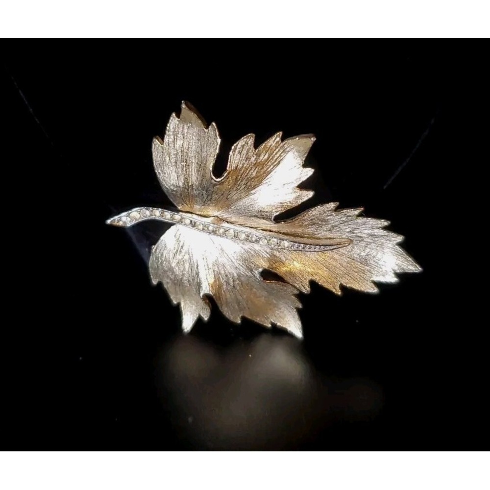 Vintage Goldtoned 2.5" X‎ 2.5" Leaf Brooch Pin With Glass Rhinestones